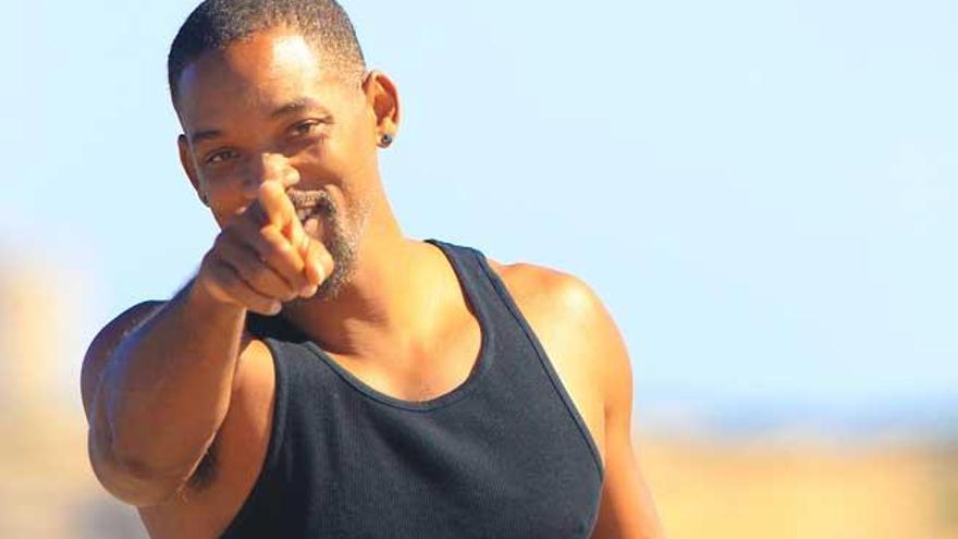 Will Smith posó ayer para los fotógrafos en la playa de es Cavallet.