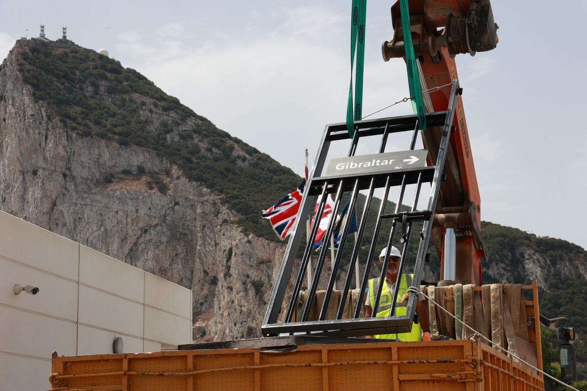 Operarios trabajando en la retirada de la Verja de Gibraltar esta semana.