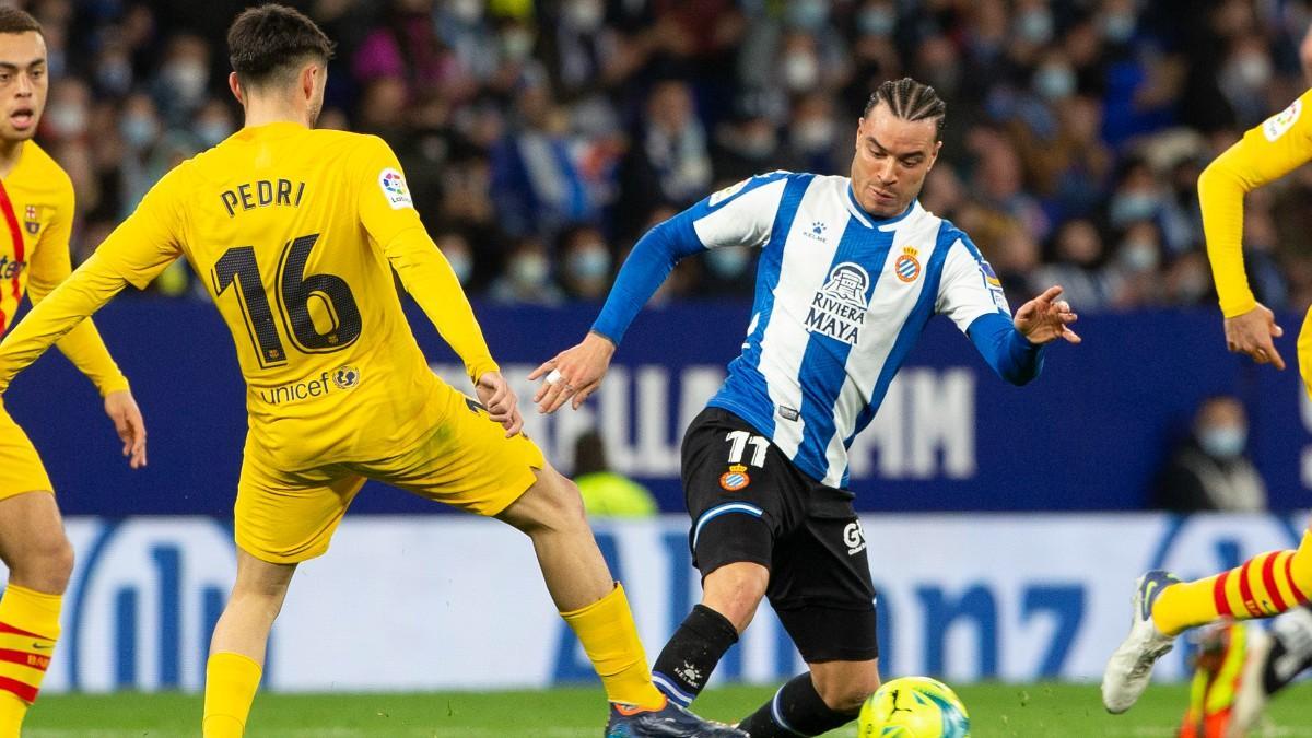 De Tomás intenta zafarse de la presión de Pedri