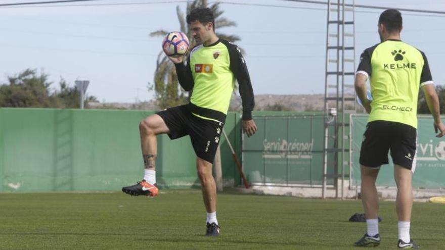 Andrés Túñez, esta mañana, durante el entrenamiento en el campo anexo