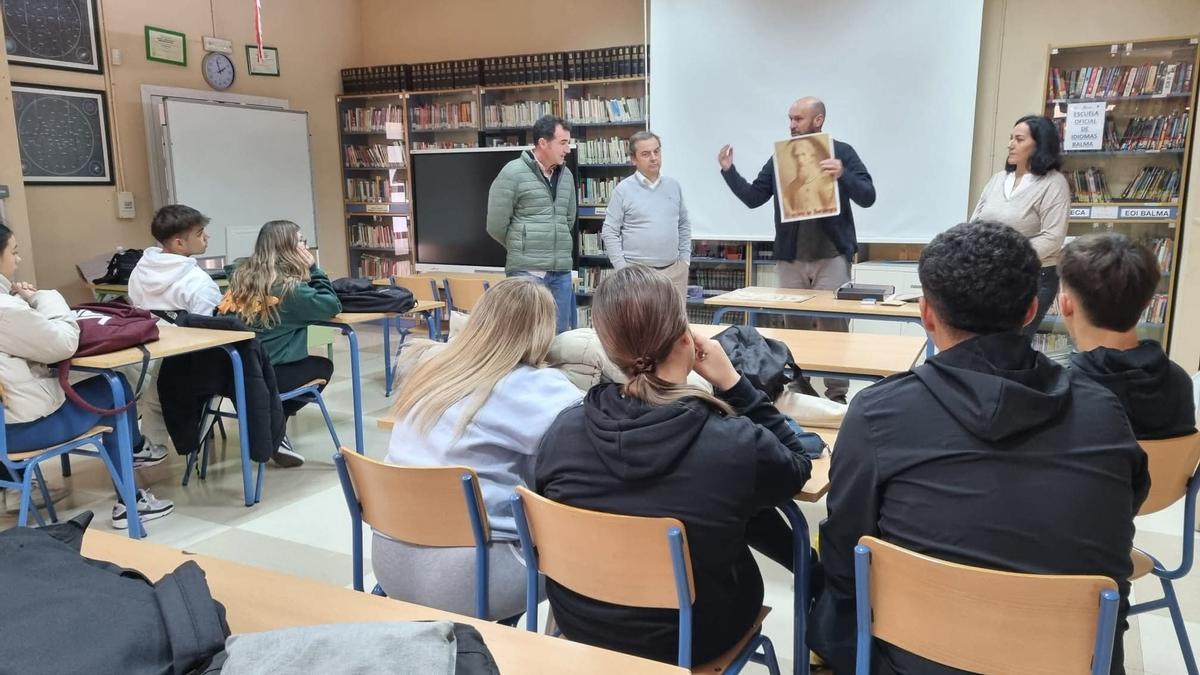 Presentación del juego de mesa en el IES Antonio Gala de Palma del Río.