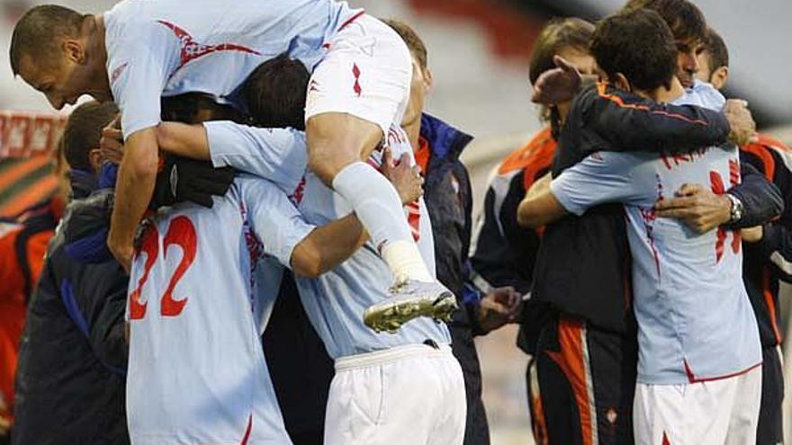 Los celestes celebran su segundo gol ante el Salamanca, obra de Trashorras.