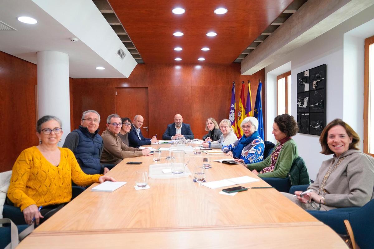 El alcalde y representantes vecinales en la Mesa de la Convivencia Ciudadana.