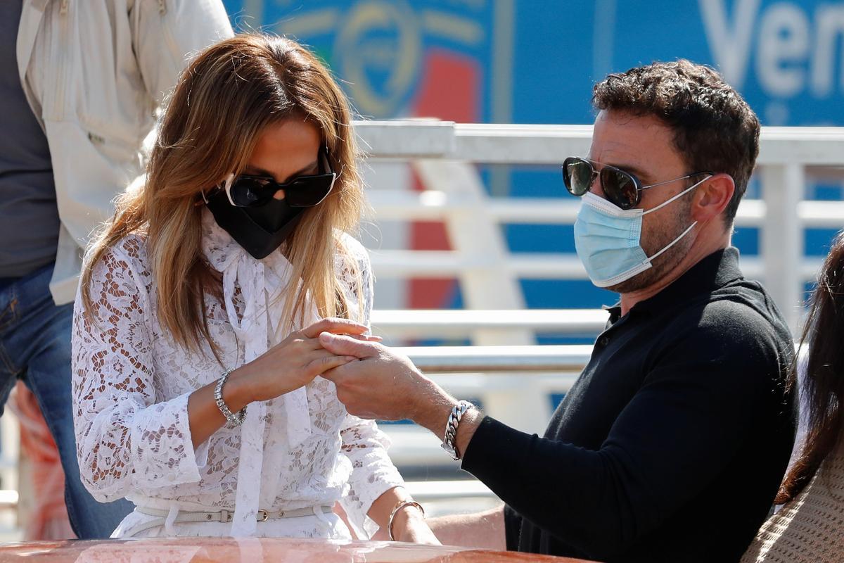 Affleck ayuda a desembarcar a JLo.