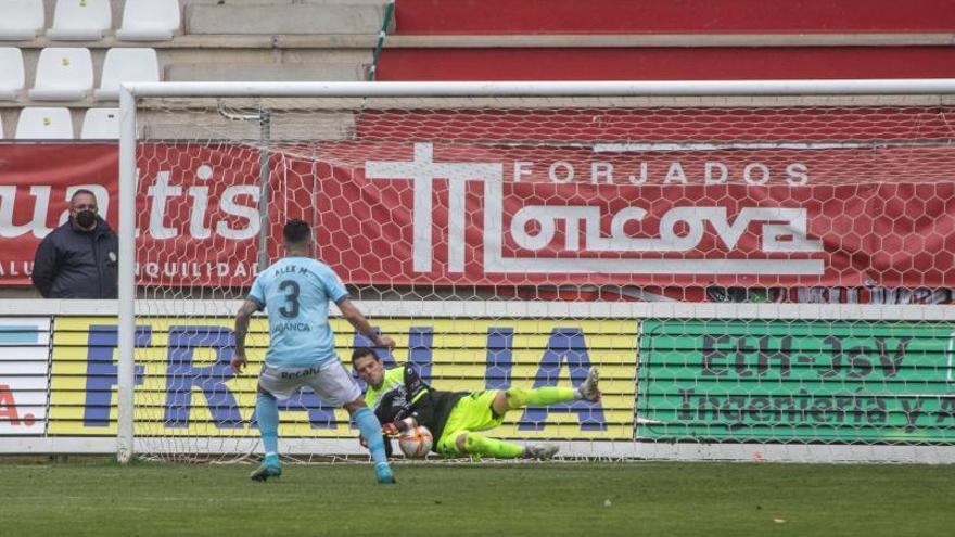 Pau Torres detiene el penalti lanzado por Álex Martín. |  // EMILIO FRAILE (LA OPINIÓN DE ZAMORA)