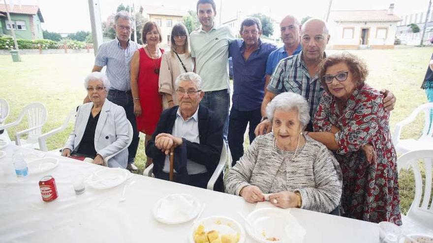 Abdón Robledo y Esther Suárez, en el centro de la imagen, rodeados ayer por sus familiares en Trasona.