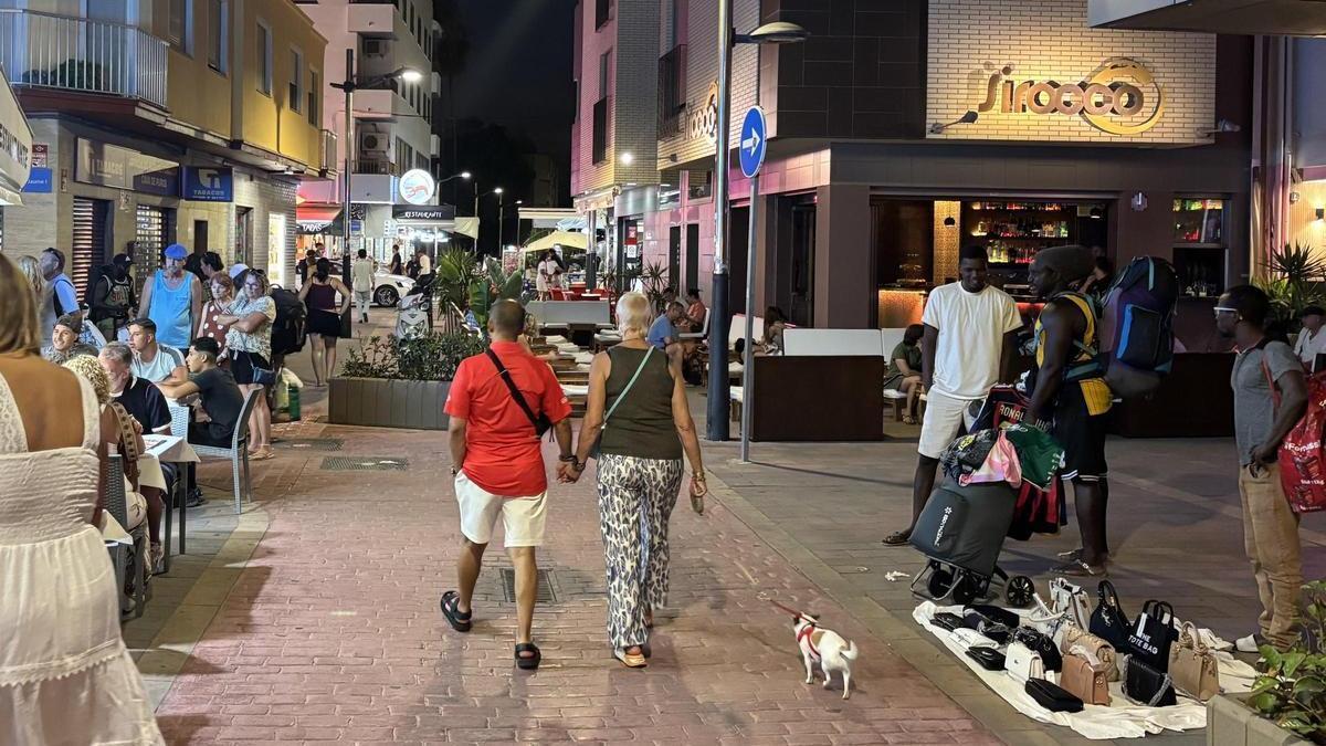 Una de las calles del núcleo urbano de Peñíscola, esta semana, con presencia de manteros.