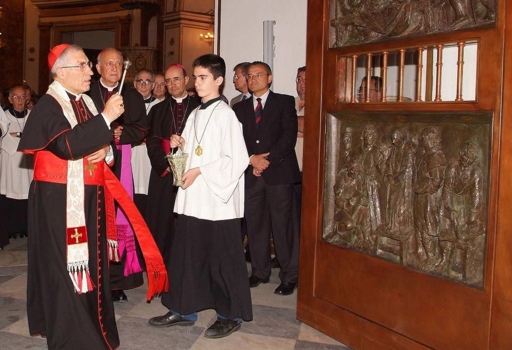 Inauguración de las puertas de bronce de la Basílica en 2005