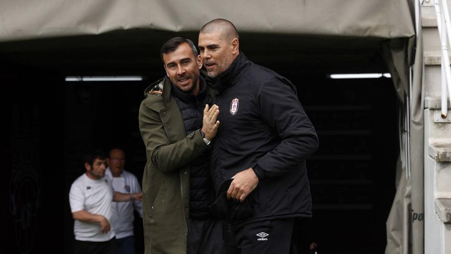 Saludo entre
Iglesias y Valdés en
el Pontevedra-Ávila. | | G. SANTOS
