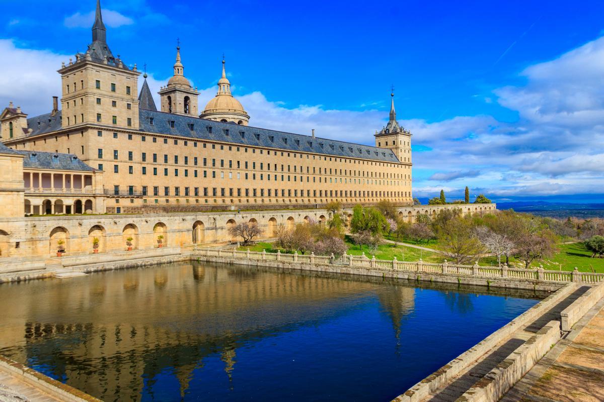 Es uno de los monasterios más bonitos e impresionantes de España y está en Madrid