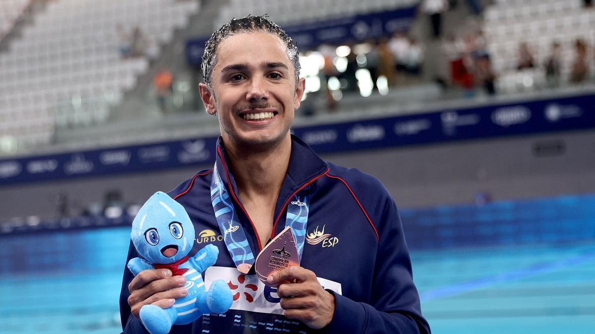 El mallorquín Jordi Caceres posa con su medalla de bronce tras la entrega de trofeos