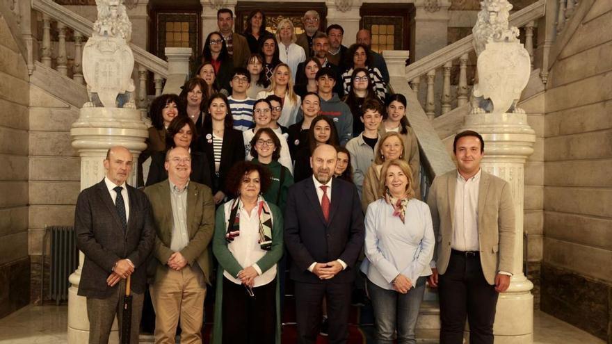 Participantes en la presentación del Barómetro de Opinión de los jóvenes, ayer, en la Junta.