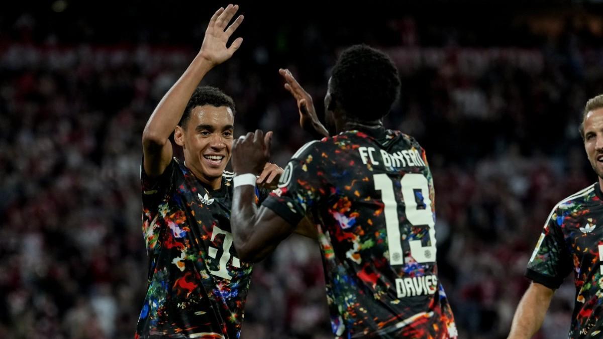 Musiala celebra su tanto junto a Alphonso Davies