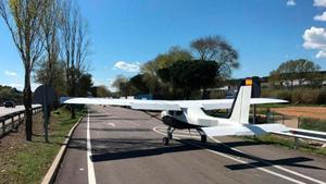 La avioneta, en uno de los carriles de salida de la autopista AP-7 en dirección a un área de descanso, a la altura de Cardedeu.