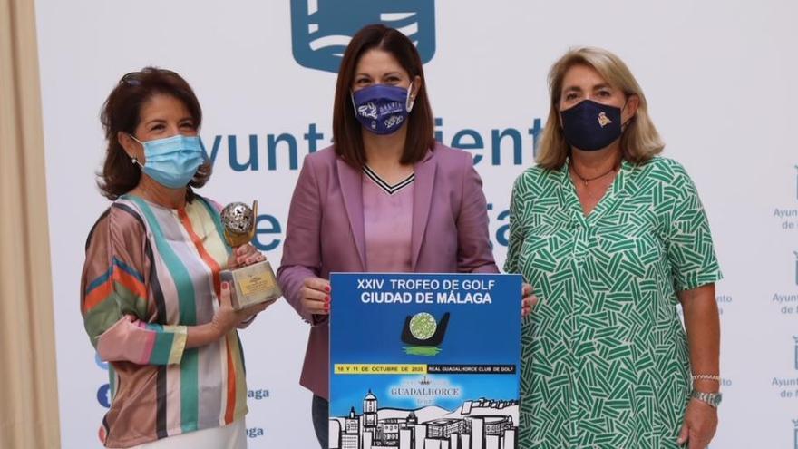 La concejala de Deporte, Noelia Losada, junto a la presidenta del Comité de Competición del Real Club de Golf Guadalhorce, Teresa Torrejón, en el acto de presentación del torneo.