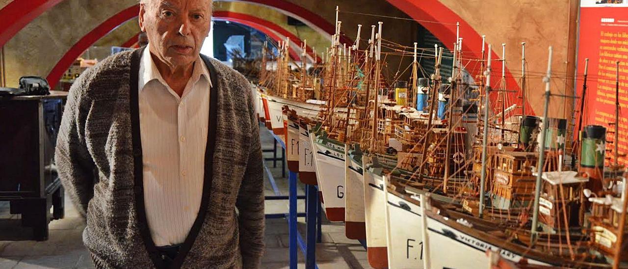 Genaro Menéndez, con algunas de las embarcaciones que reprodujo y que ha donado al Ayuntamiento de Carreño. | Borja García