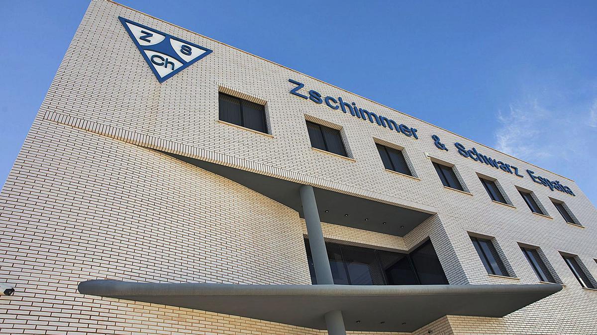 Fachada de las instalaciones Zschimmer &amp; Schwarz en Vila-real. | CARME RIPOLLÉS