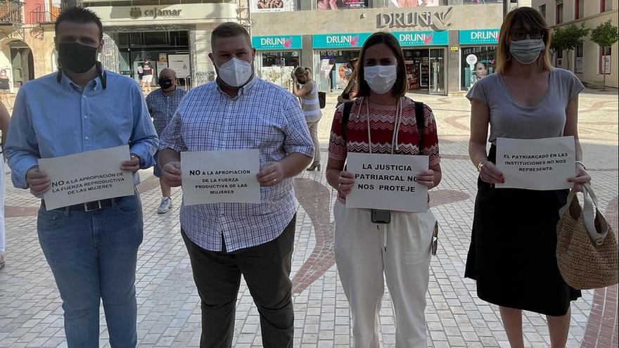 Concejales del equipo de gobierno, en la concentración de esta tarde en la Plaça de Baix