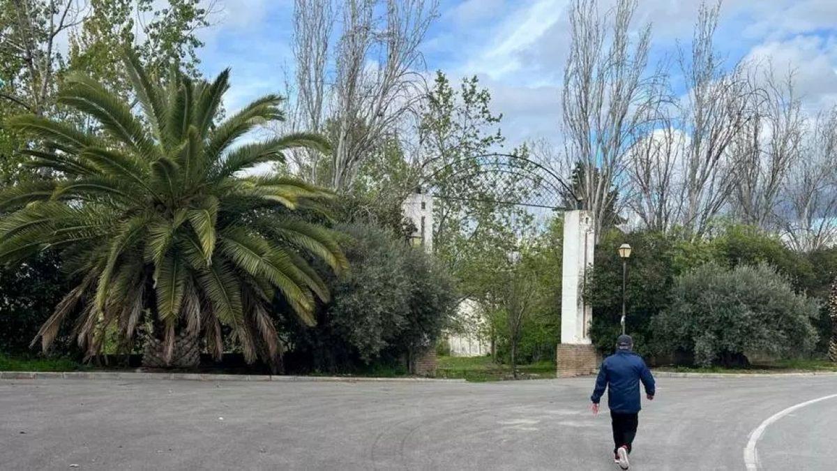Acceso principal al parque del Cascajar de Lucena.