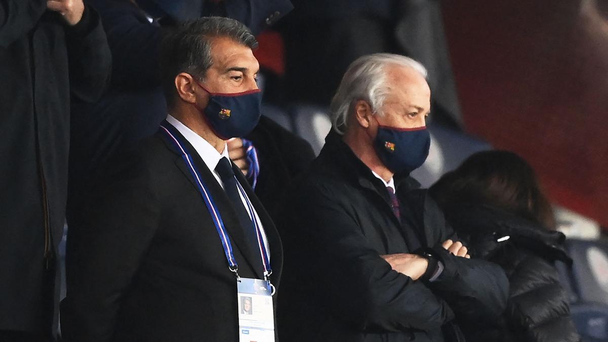 Laporta y Tusquets, en el palco del Parque de los Príncipes durante el PSG-Barça.