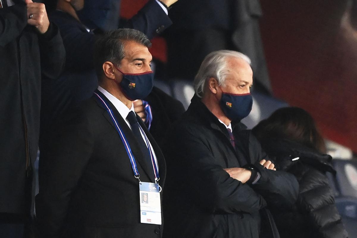 Laporta y Tusquets, en el palco del Parque de los Príncipes durante el PSG-Barça.