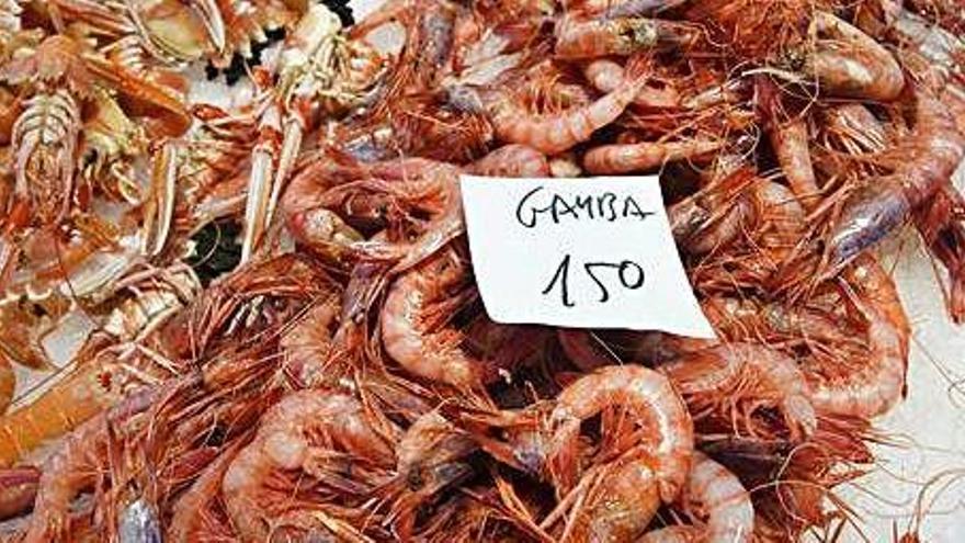 Cues per fer les compres d&#039;última hora a una peixateria del Mercat del Lleó ahir al matí.