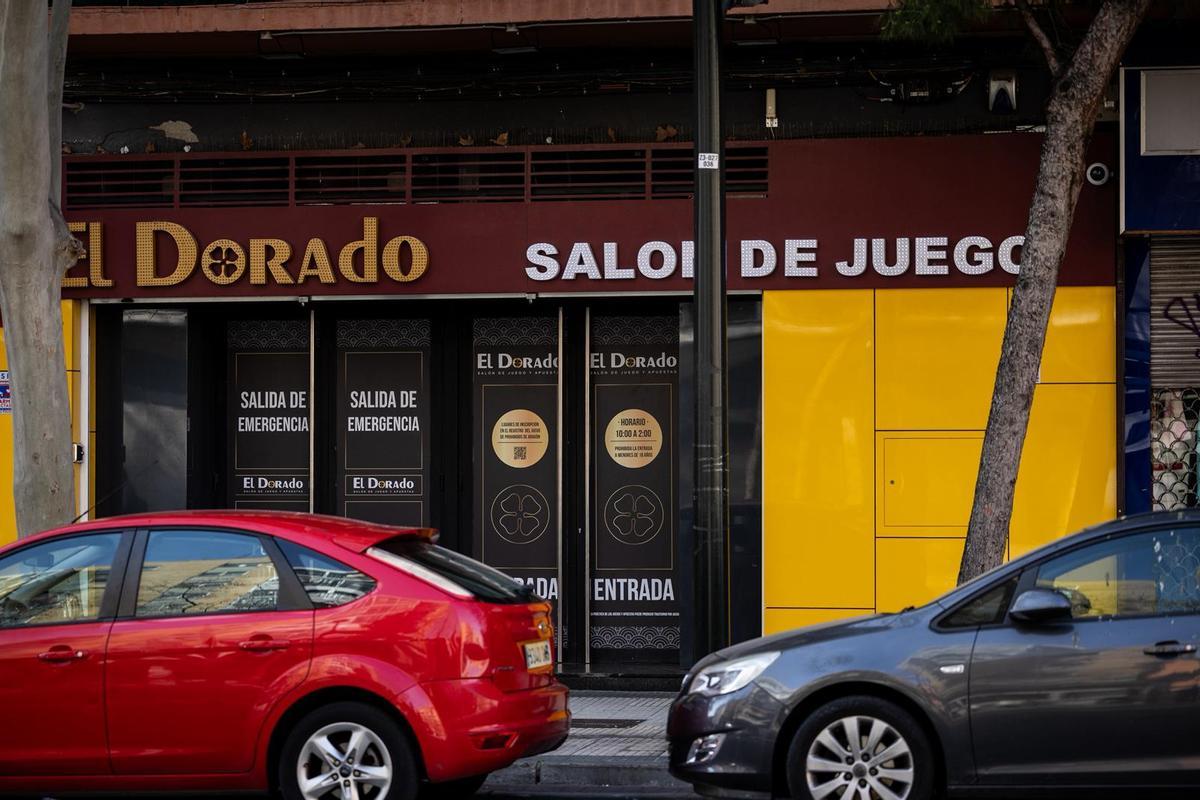 Tres ladrones atracaron el salón de juego 'El Dorado' en la avenida San Juan de la Peña, este domingo por la tarde.
