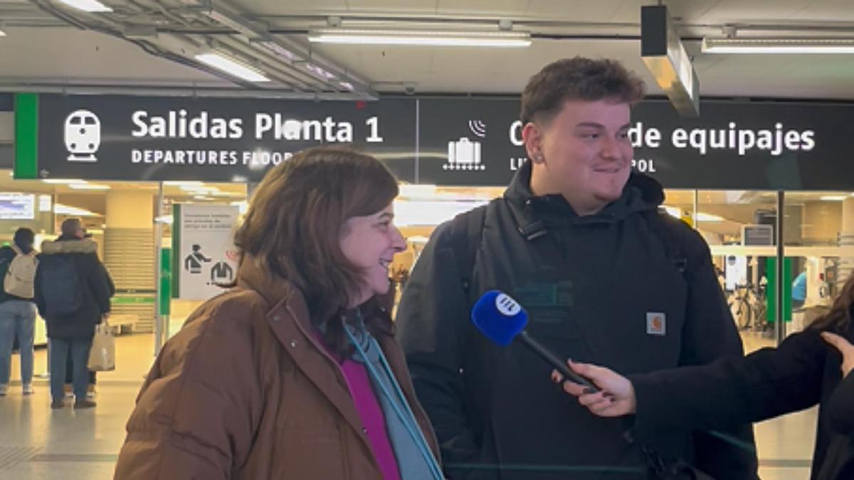Juan Ramón junto a su madre, minutos antes de subir al tren.