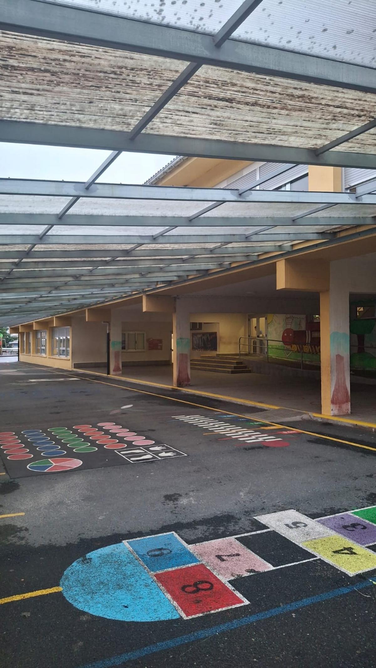 Estado actual de la cubierta del patio de la escuela de Curtis, con una de las placas desprendida por el viento.