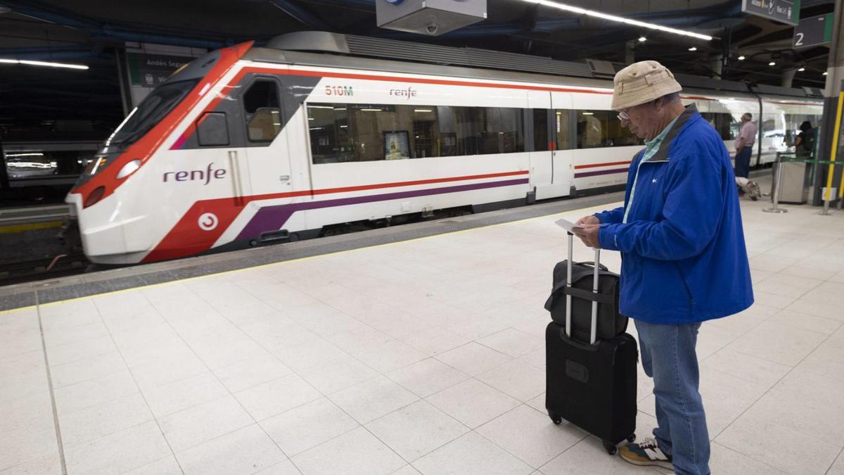 Un viajero espera un tren en la estación de Oviedo. | Irma Collín