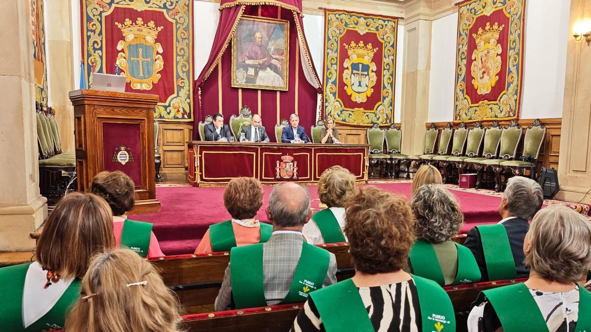 Los alumnos, junto a la mesa. De izquierda a derecha, Fernando Martínez, presidente de Caja Rural de Asturias; Ignacio Villaverde, rector de la Universidad de Oviedo; Enrique Rodríguez Nuño,  director general de Promoción de la Autonomía Personal y Mayores; y Marta Mateo, vicerrectora de Extensión Universitaria y Proyección Cultural.