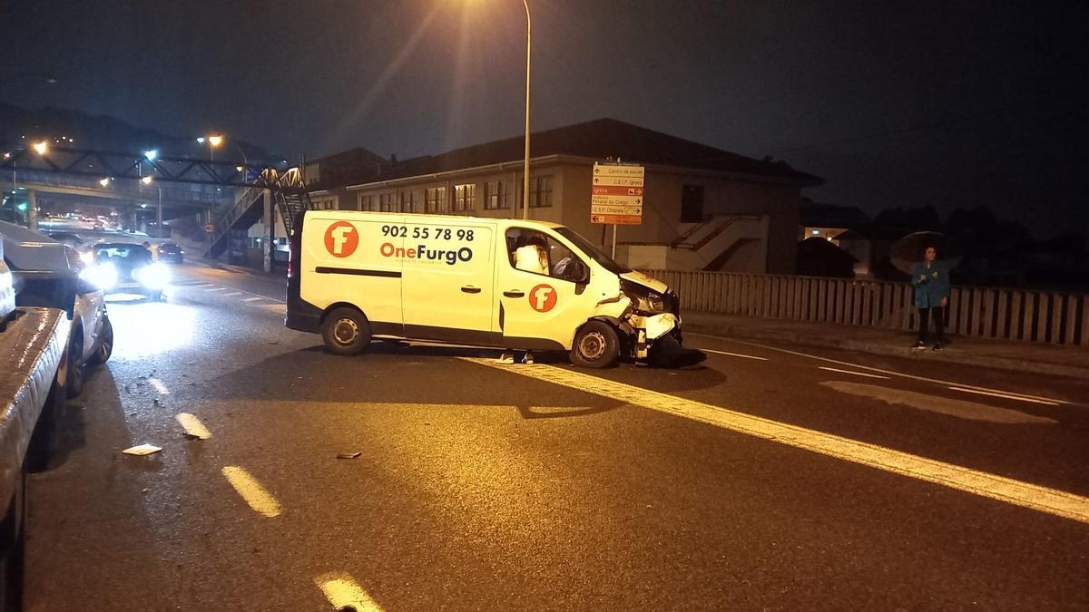 La furgoneta accidentada, en medio de la avenida.