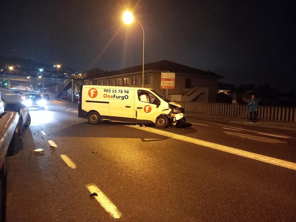 La furgoneta accidentada, en medio de la avenida.