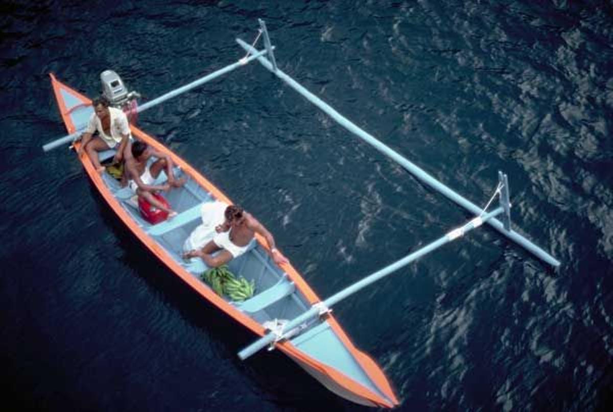 Barca sin motor en la orilla de la isla marquesa de Fatu Hiva.