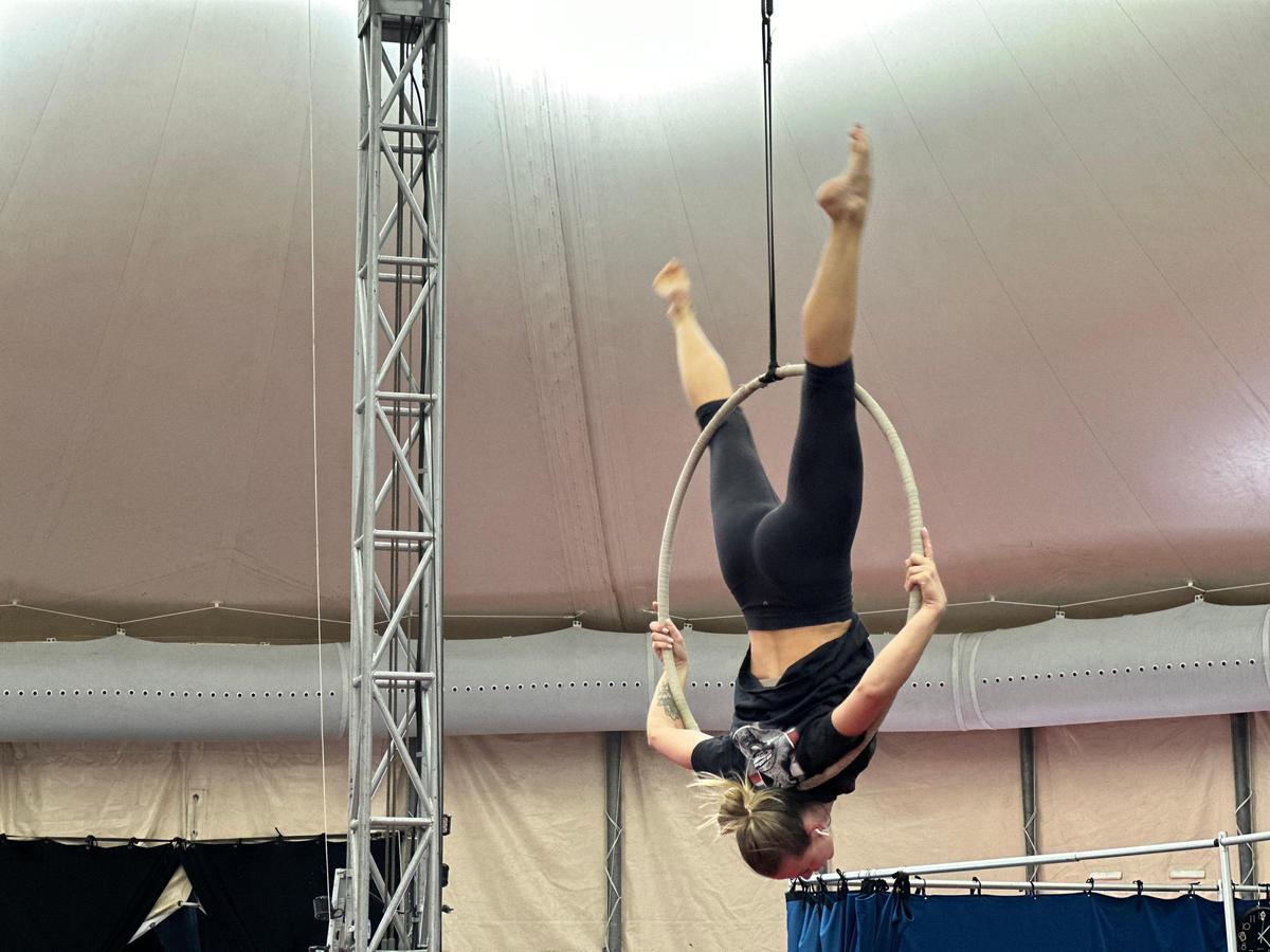 Una acróbata del Circo del Sol ensaya en la gran carpa.