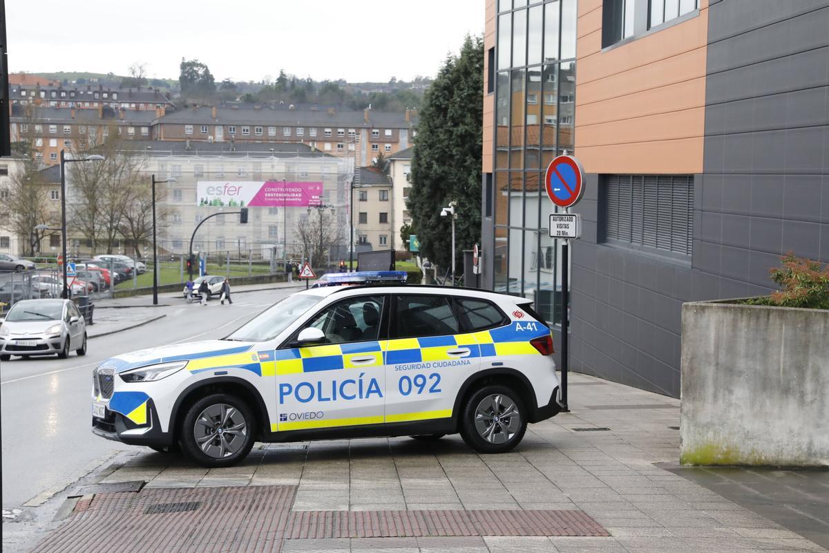 Una patrulla de la Policía Local de Oviedo.