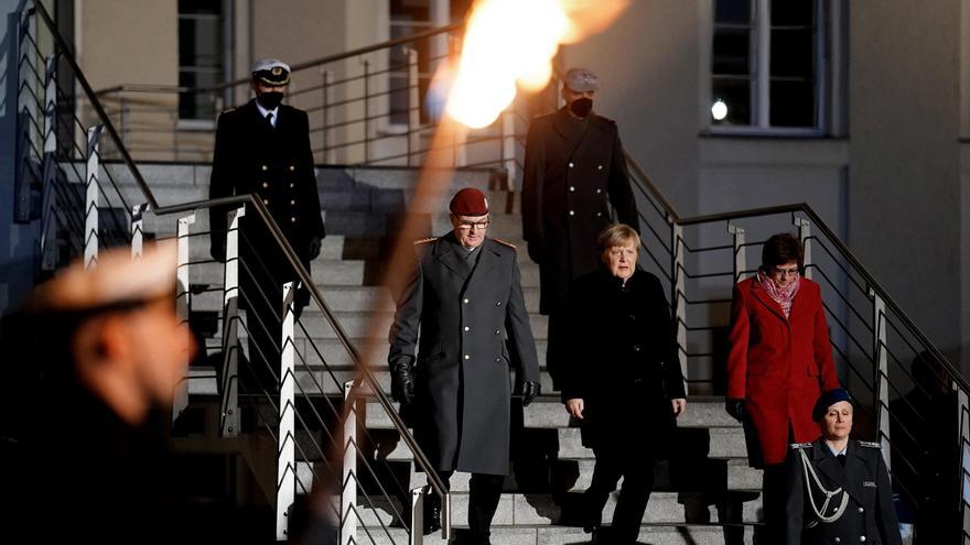 Rosas rojas y música de Nina Hagen, en el emotivo adiós militar a Merkel