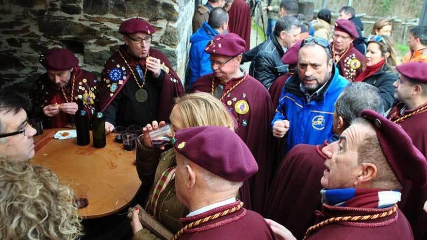 Los gaiteros, a la derecha, interpretan el himno de Asturias durante la celebración en el barrio cangués de Santiso.