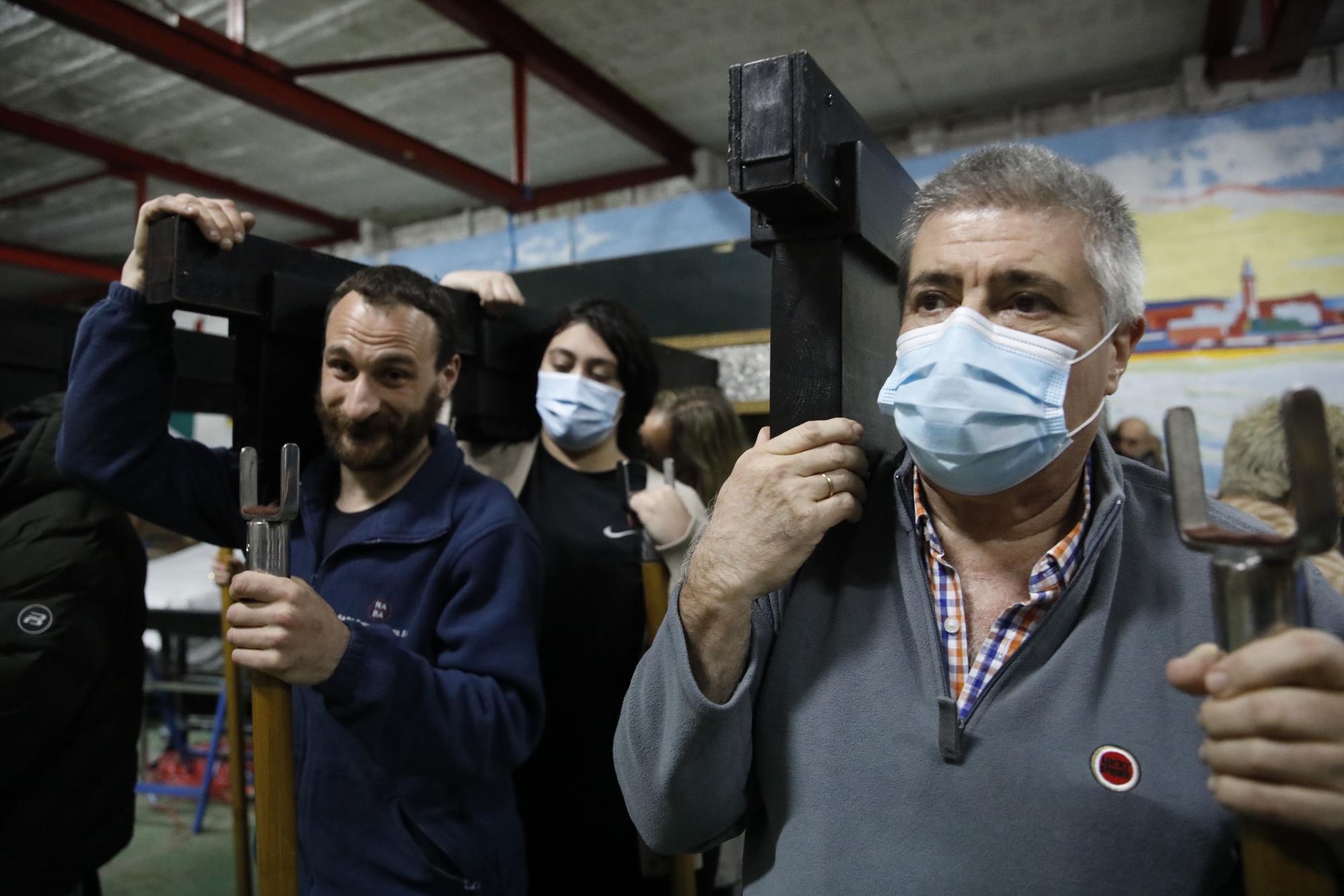 En imágenes: así se preparan en la cofradía de la Santa Vera Cruz de Gijón para las procesiones