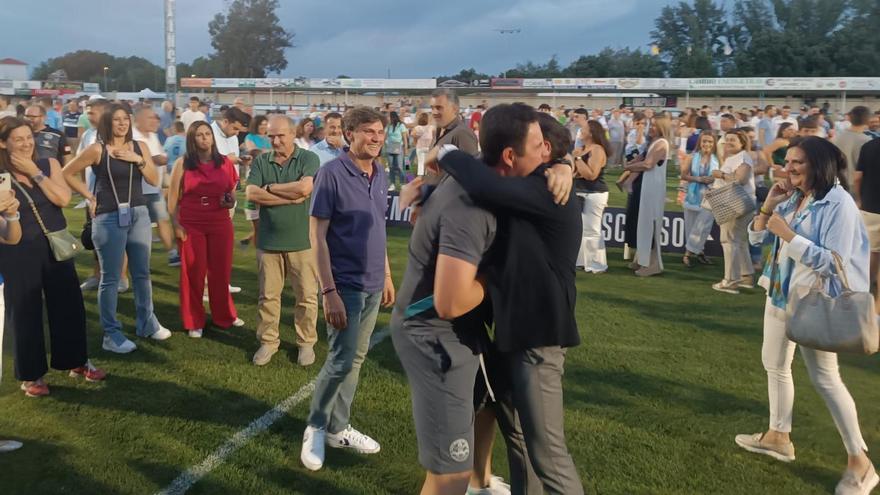 Miguel Ángel Ávila y el presidente del Coria, Aurelio Gutiérrez ‘Lely’ se abrazan tras el ascenso.
