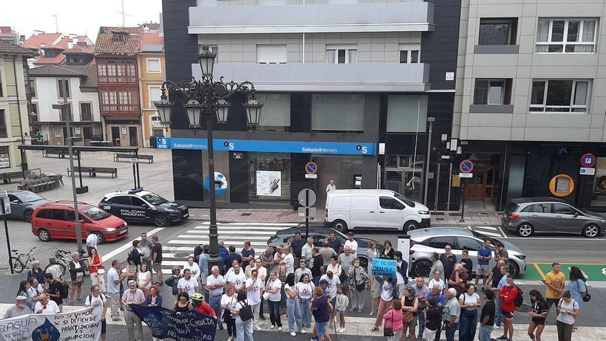 El colectivo "Siero por el agua" califica de "traición democrática" la oposición del Pleno a celebrar una consulta ciudadana sobre la externalización del servicio