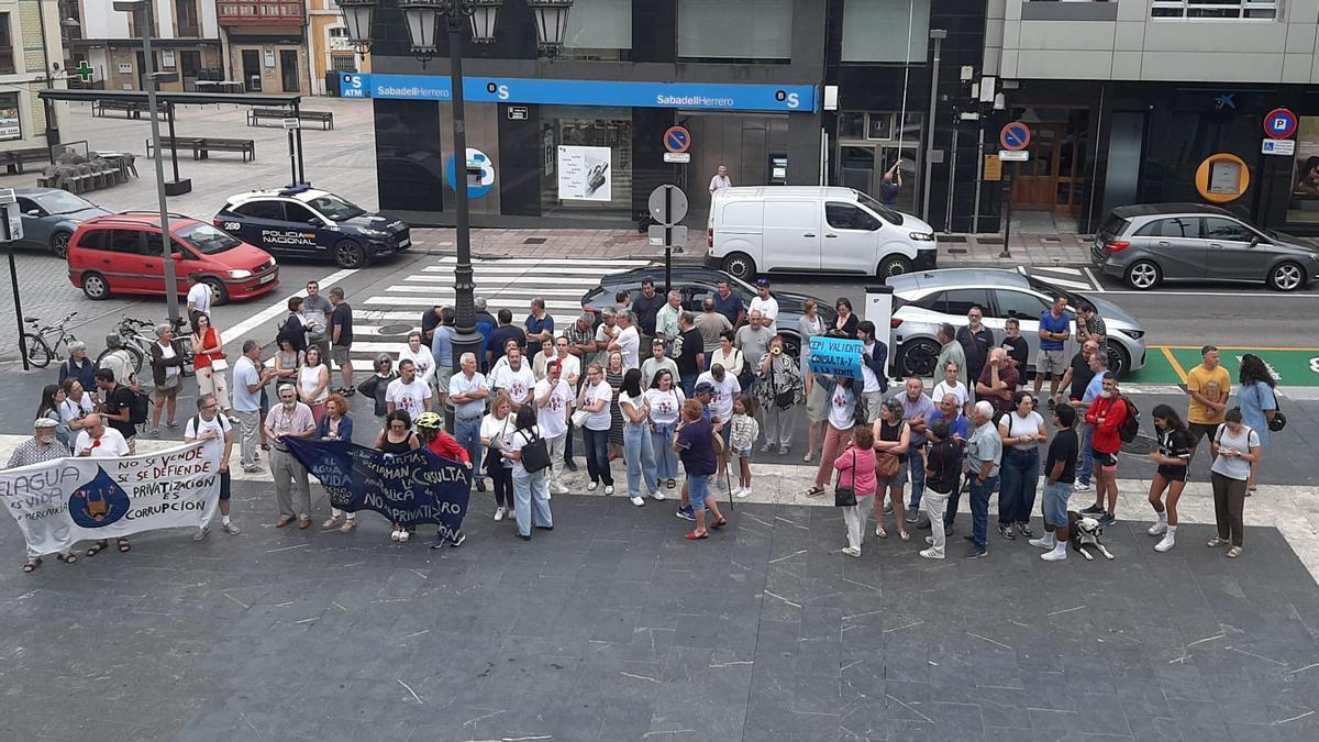 Protesta vecinal contra la externalización  del servicio de aguas durante la celebración del Pleno de Siero