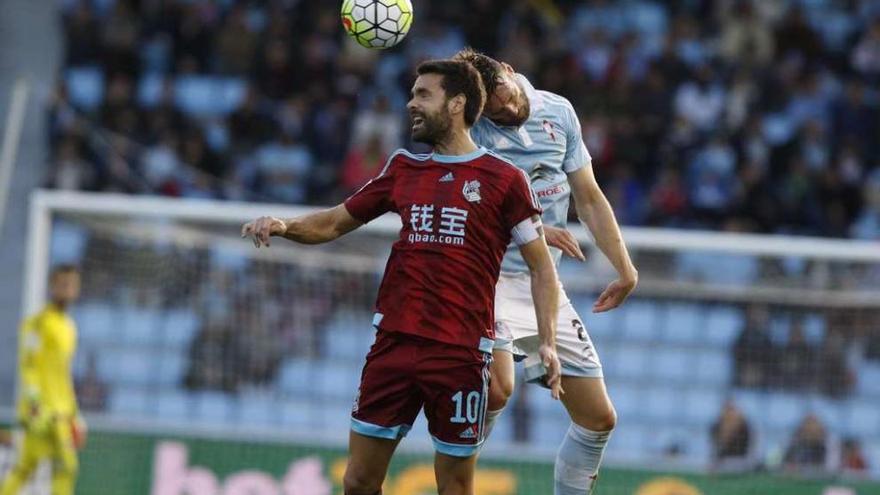 Xabi Prieto y Sergi Gómez tratan de cabecear un balón.  // Ricardo Grobas