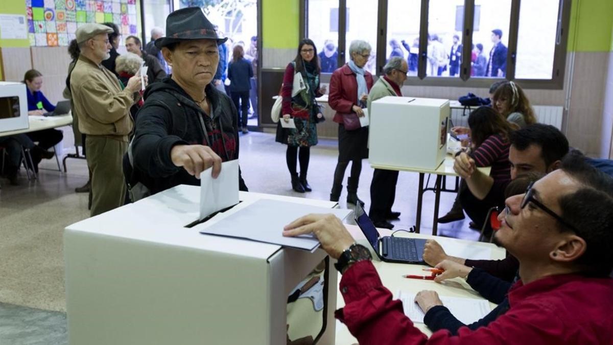 rjulve27804183 barcelona 09 11 2014 consulta 9n gente votando y colas en el170927165500