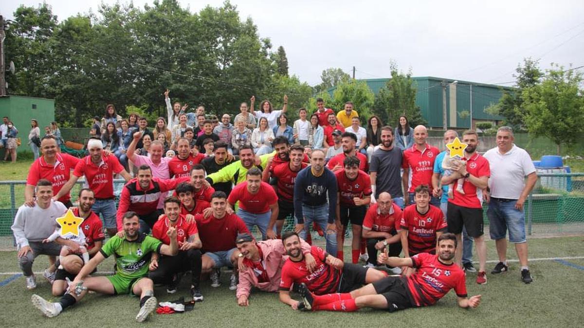 Damián Estévez (a la derecha, con un bebé en brazos), tras un partido de junio pasado