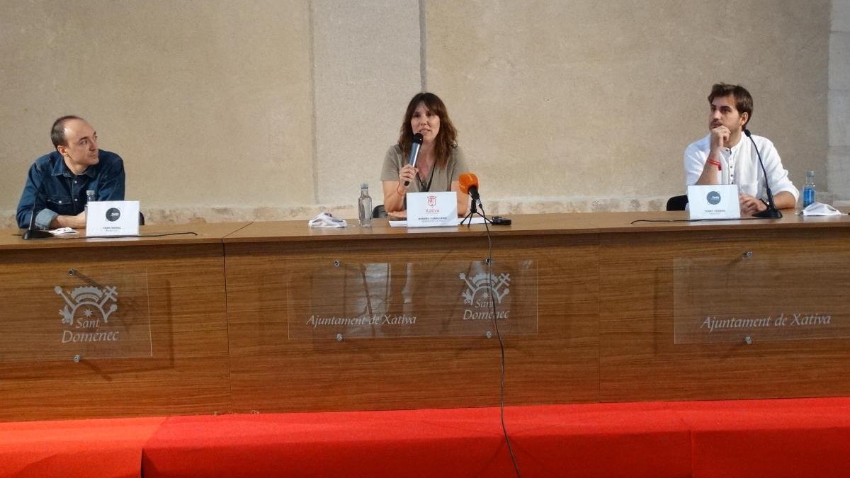 La concejala Raquel Caballero junto a Fran Moral y Tonet Ferrer en la presentación del cortometraje, este jueves.