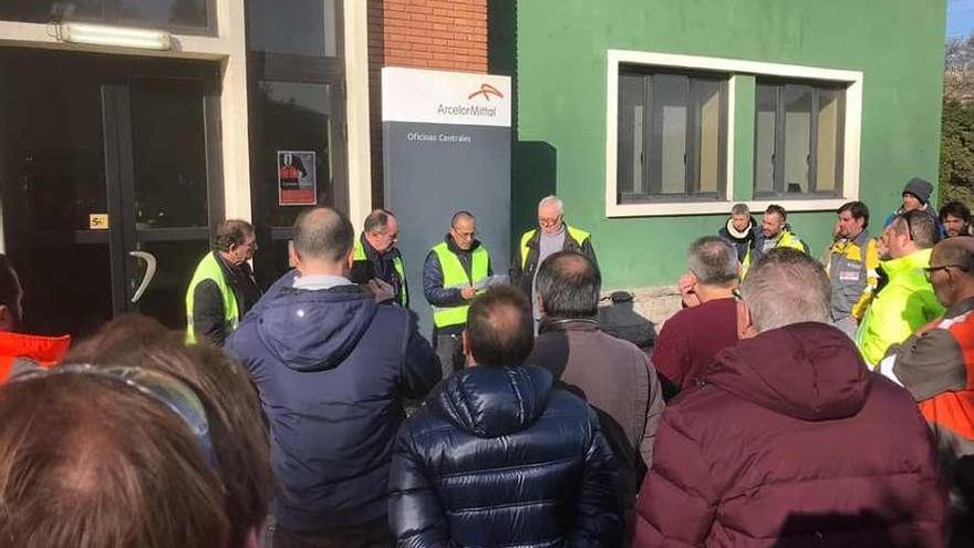 Decenas de trabajadores de Arcelor se concentraron ayer en Avilés para exigir que cuatro veteranos transportistas autónomos sigan trabajando para la multinacional.