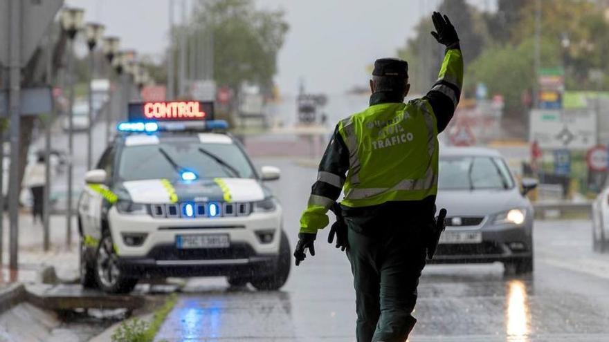 Persiguen por las carreteras de Sar a una veinteañera sin carnet que terminó tirada en un arroyo