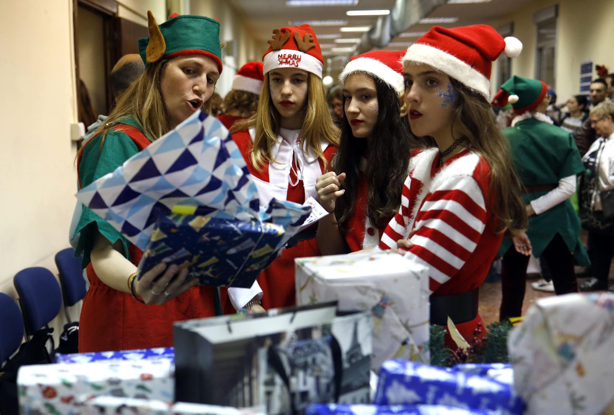 Papá Noel visita a los hijos de los agentes de Policía Nacional de Aragón