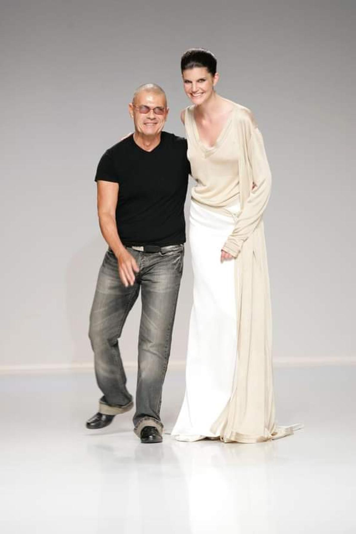 Joaquín Verdú con uno de sus diseños
